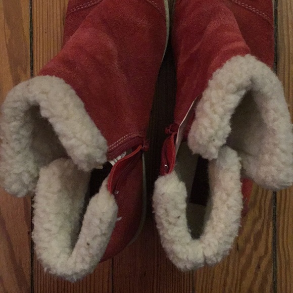 LAST CHANCE Adorable red booties with cozy lining - Picture 3 of 4